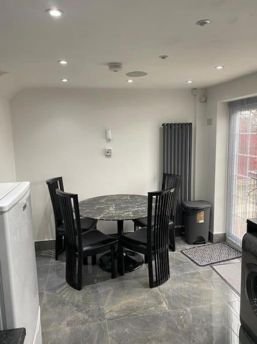 Вилла 2 Bed House Sleeps 4-5 Ливерпуль Экстерьер фото